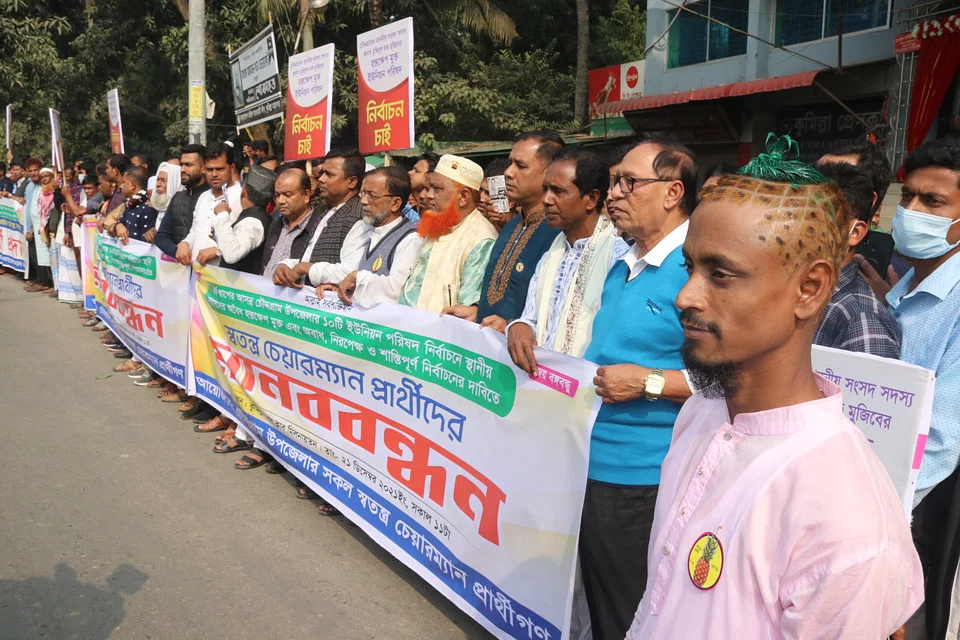 চৌদ্দগ্রামে মাথায় আনারস প্রতীক ফুটিয়ে তুলে সমর্থকের প্রচারণা