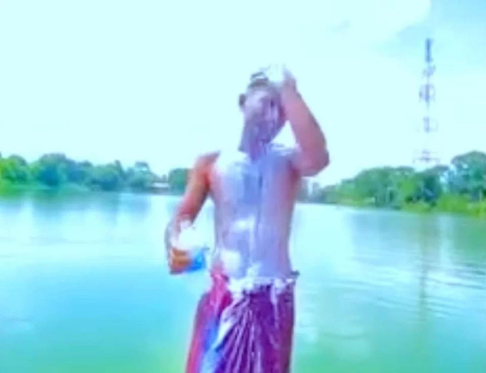 চৌদ্দগ্রামে দুধ দিয়ে গোসল করে মাদক ছাড়ার ঘোষণা তরুণের